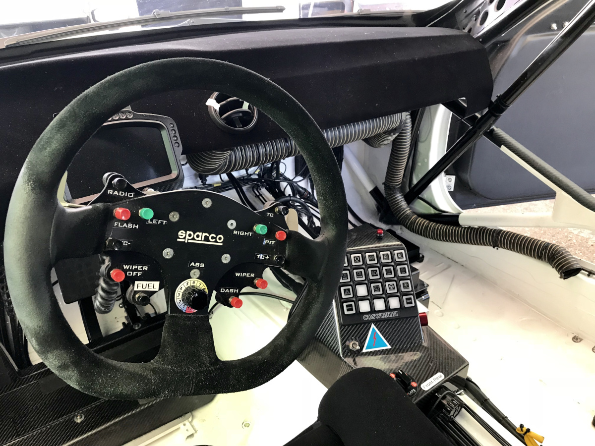 Como funciona o ABS no automobilismo — Bosch Motorsport Abs M5 Explicado 3 Bosch Motorsport Abs M5 Interruptor rotativo de 12 posições em um cockpit de carro de corrida, usado para ajustar o nível de intervenção do ABS para cima ou para baixo, de acordo com a aderência.